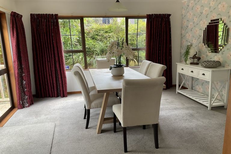 Photo of property in 5 Thatcher Crescent, Crofton Downs, Wellington, 6035