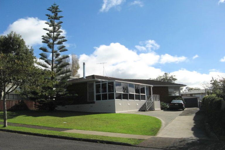 Photo of property in 22 Downsview Road, Pakuranga Heights, Auckland, 2010