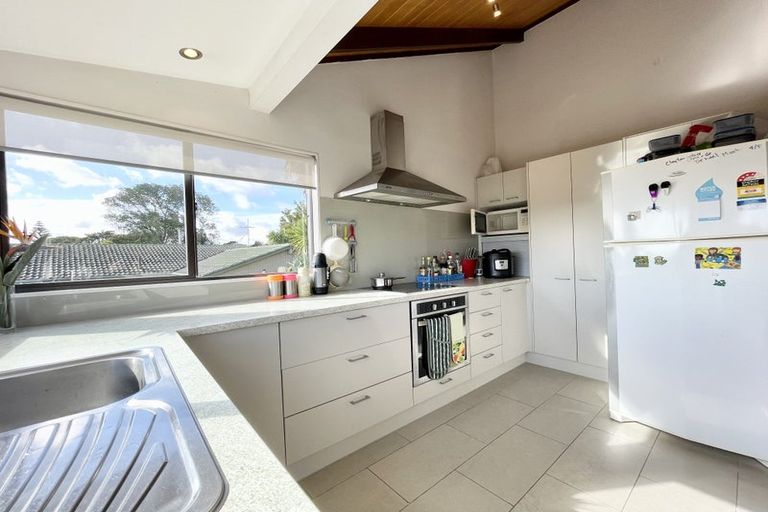 Photo of property in 32 Cron Avenue, Te Atatu South, Auckland, 0610