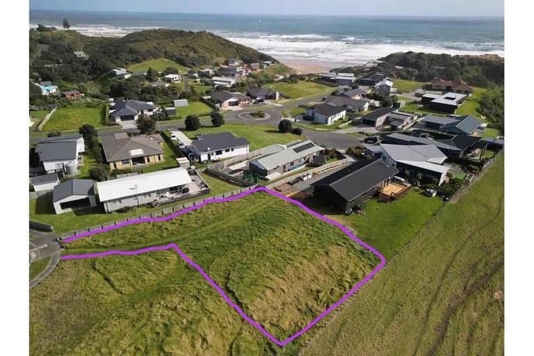 Photo of property in 5 Snapper Street, Baylys Beach, 0377