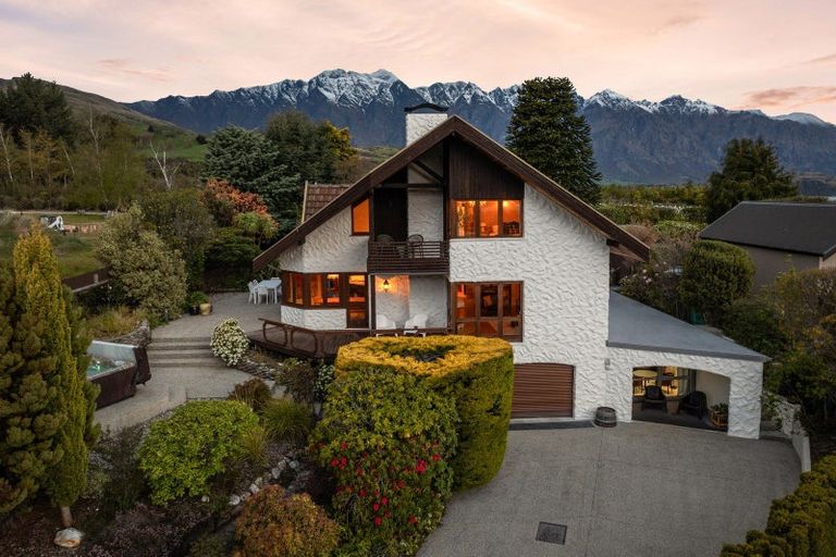 Photo of property in 9 Cypress Court, Kelvin Heights, Queenstown, 9300