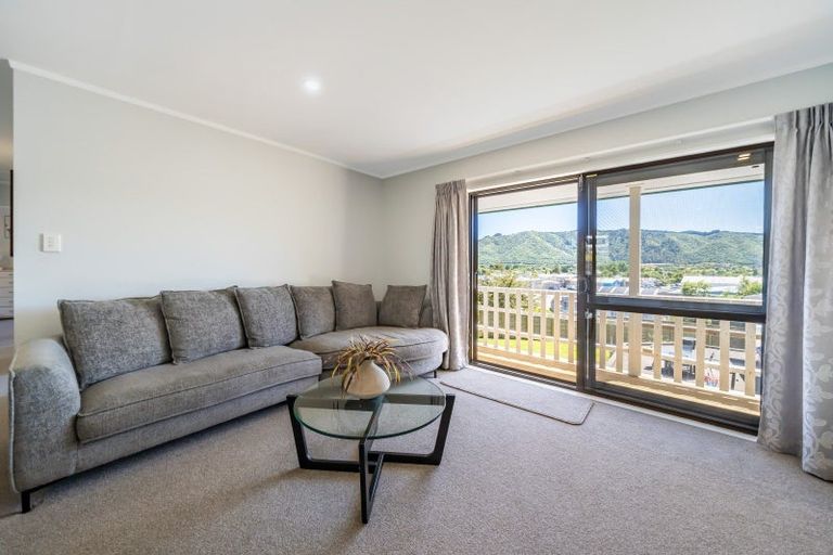 Photo of property in 2 Oaklands Grove, Clouston Park, Upper Hutt, 5018