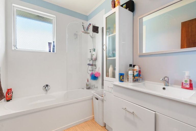 Photo of property in 25 Japonica Drive, Beach Haven, Auckland, 0626