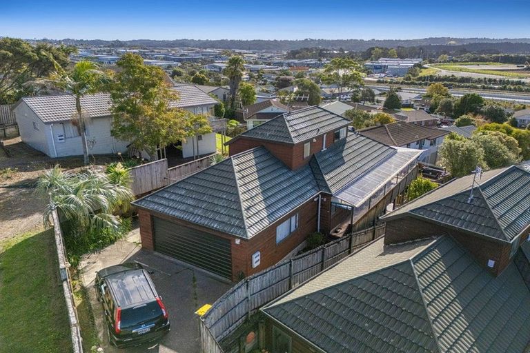 Photo of property in 1/21 Jumento Place, Unsworth Heights, Auckland, 0632