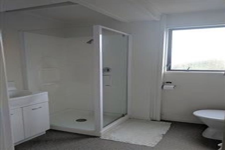 Photo of property in 2/30 Glen Vista Place, Bayview, Auckland, 0629