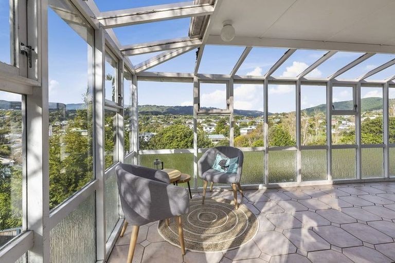 Photo of property in 15a Romney Square, Tawa, Wellington, 5028