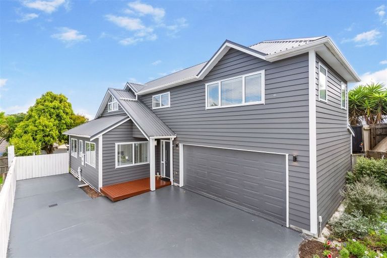Photo of property in 2/862 East Coast Road, Northcross, Auckland, 0630