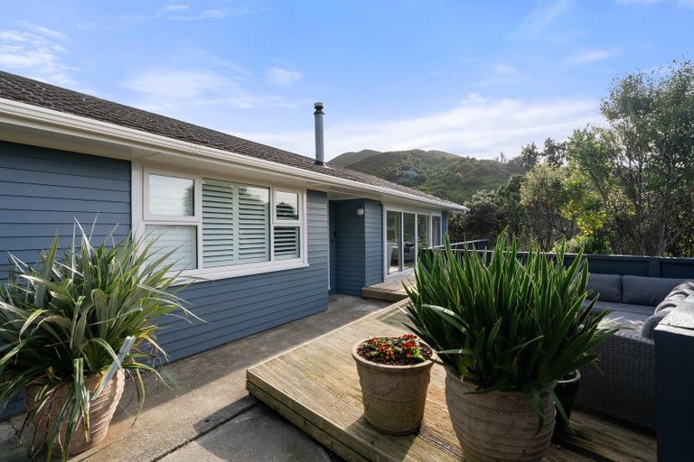 Photo of property in 16 Doris Gordon Crescent, Crofton Downs, Wellington, 6035