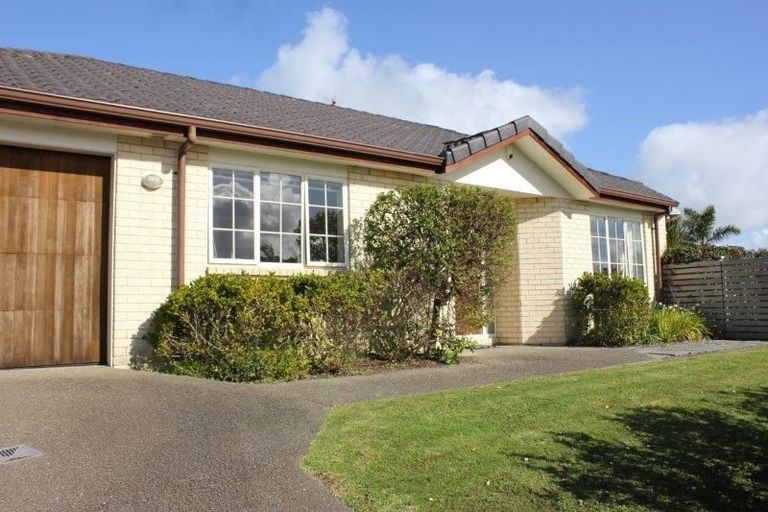 Photo of property in 2 Walton Street, Red Beach, 0932