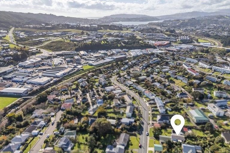 Photo of property in 2/24 Bell Street, Tawa, Wellington, 5028