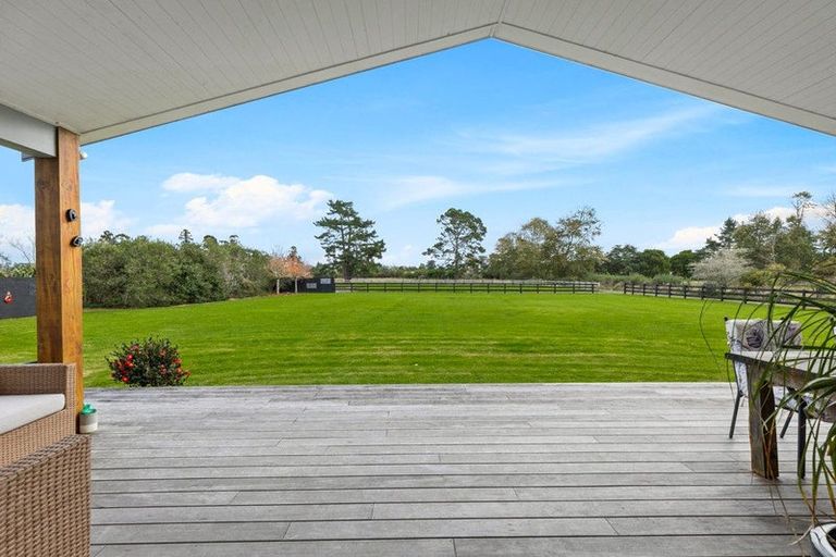 Photo of property in 124 Boord Crescent, Kumeu, 0891