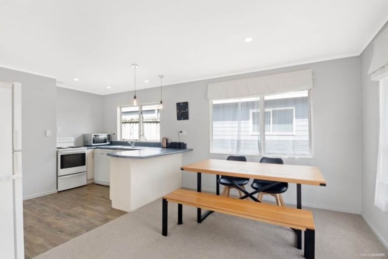 Photo of property in 118b Colwill Road, Massey, Auckland, 0614