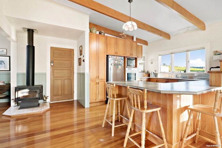 Photo of property in 290 Waitakere Road, Taupaki, 0782