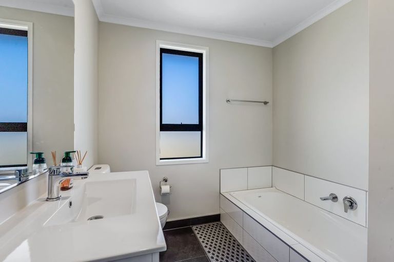 Photo of property in 7 Discovery Place, Marfell, New Plymouth, 4310