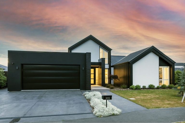 Photo of property in 215 Cavendish Road, Casebrook, Christchurch, 8051