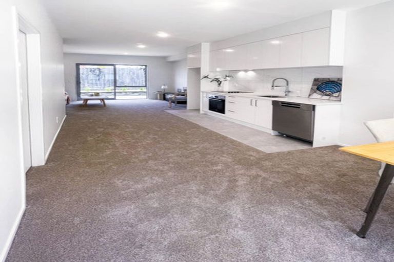 Photo of property in 53d Edmonton Road, Henderson, Auckland, 0612