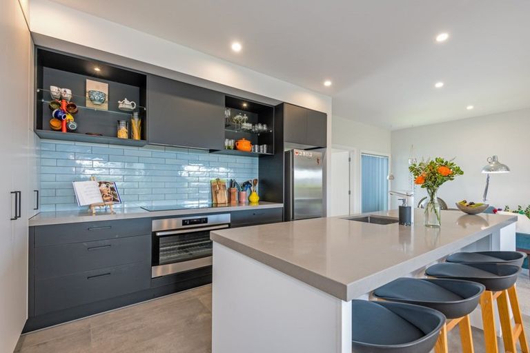 Photo of property in 8 Mediterranean Grove, Fitzherbert, Palmerston North, 4410