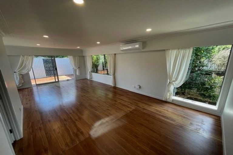 Photo of property in 30 Walton Street, Red Beach, 0932