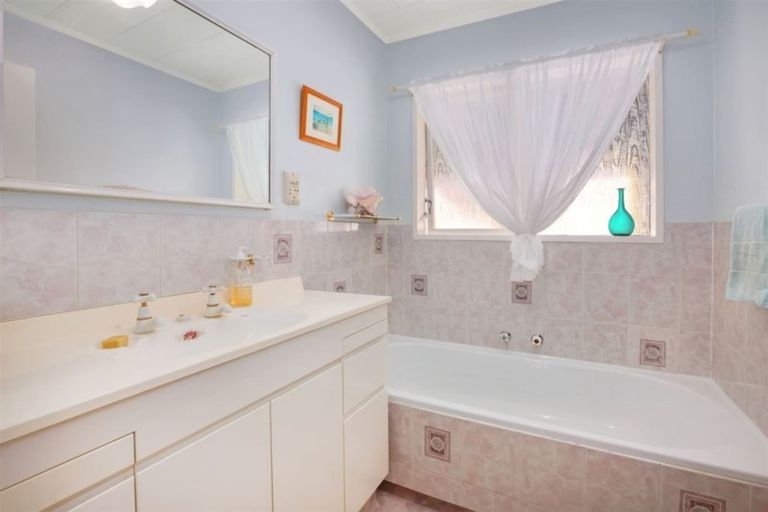 Photo of property in 5a Kahu Road, Paremata, Porirua, 5024