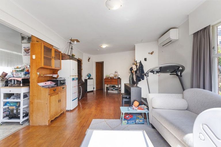 Photo of property in 17 Sovereign Place, Glenfield, Auckland, 0629