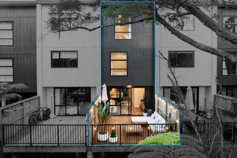 Photo of property in 33 Tokai Place, Glen Eden, 0602