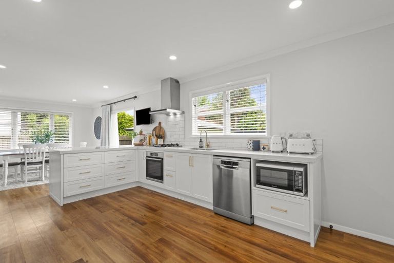 Photo of property in 11 Athlone Place, Hokowhitu, Palmerston North, 4410