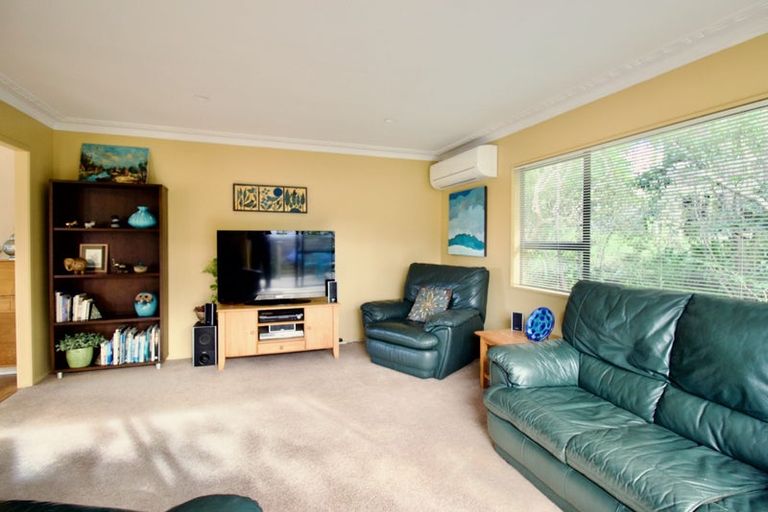 Photo of property in 2/48 Becroft Drive, Forrest Hill, Auckland, 0620