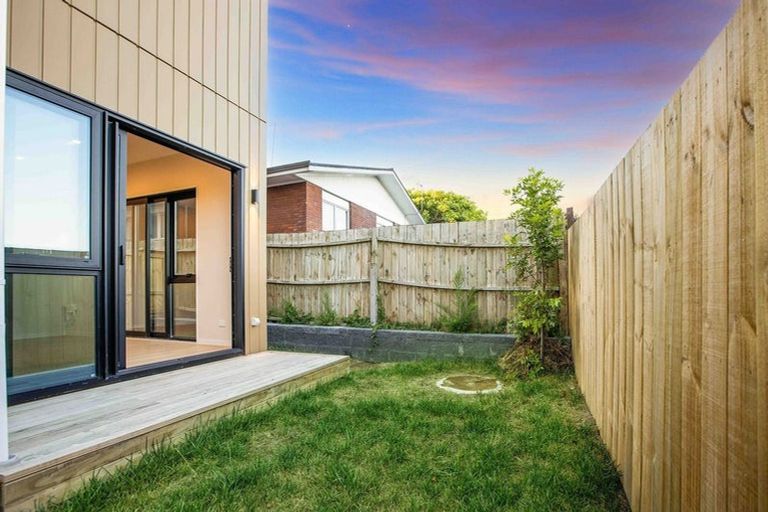 Photo of property in 2/155 Te Atatu Road, Te Atatu South, Auckland, 0610