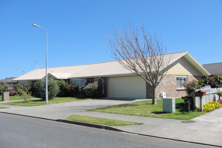 Photo of property in 17 College Drive, Paraparaumu, 5032