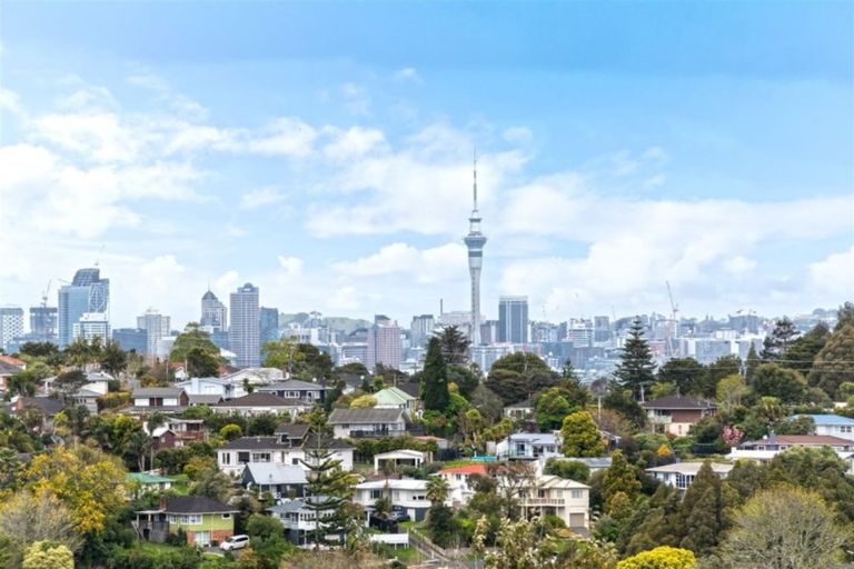 Photo of property in 7a Monarch Avenue, Hillcrest, Auckland, 0627