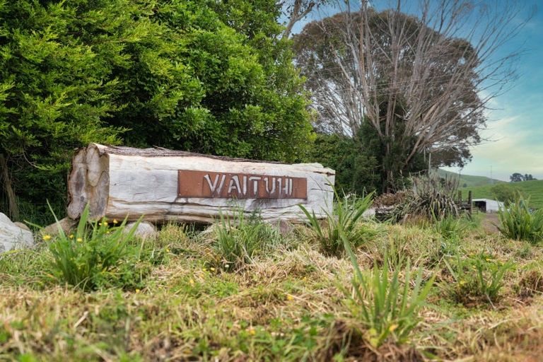 Photo of property in 13 Robertson Close, Manakau, 5583