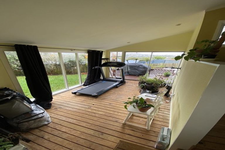 Photo of property in 12 Kinapori Terrace, Newlands, Wellington, 6037