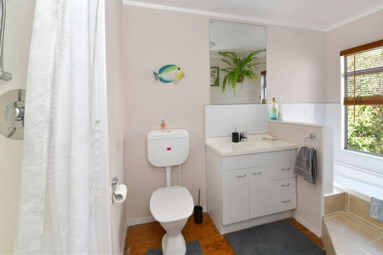 Photo of property in 1300 Whangaparaoa Road, Army Bay, Whangaparaoa, 0930