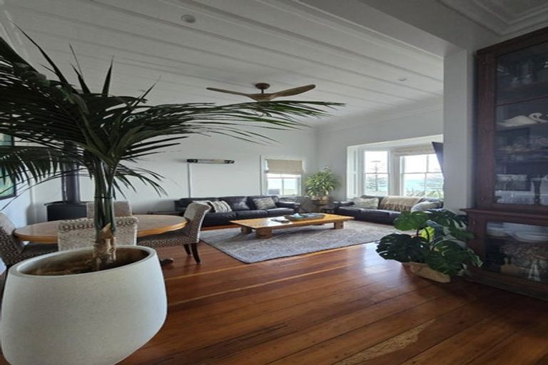 Photo of property in 4 Seaview Terrace, Bluff Hill, Napier, 4110