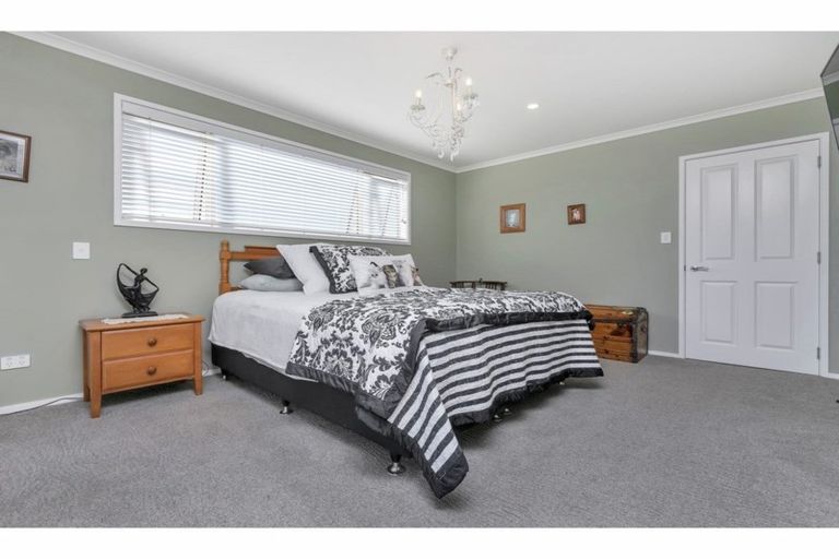 Photo of property in 19-21 Kauri Drive, Kumeu, 0810