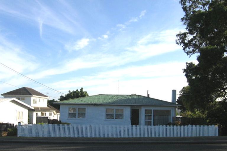 Photo of property in 1/136 Chivalry Road, Glenfield, Auckland, 0629