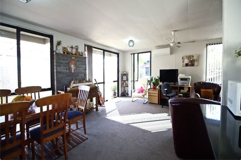 Photo of property in 1/29 Devonshire Road, Unsworth Heights, Auckland, 0632