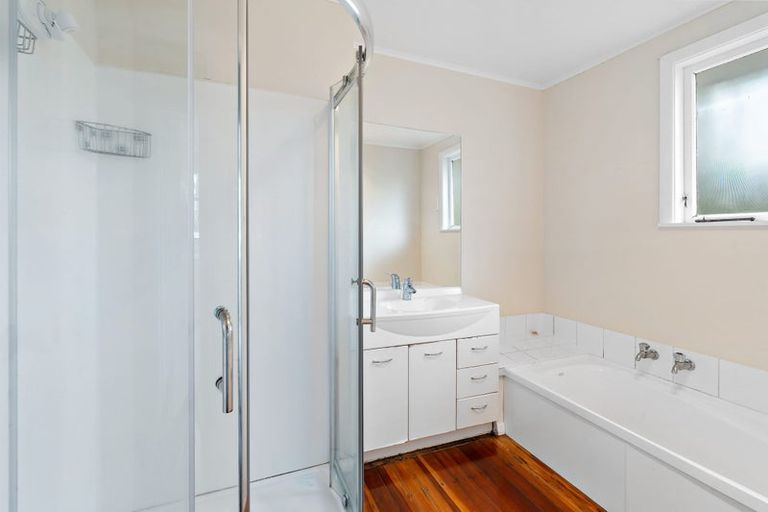 Photo of property in 6b Waikaremoana Place, Pakuranga Heights, Auckland, 2010