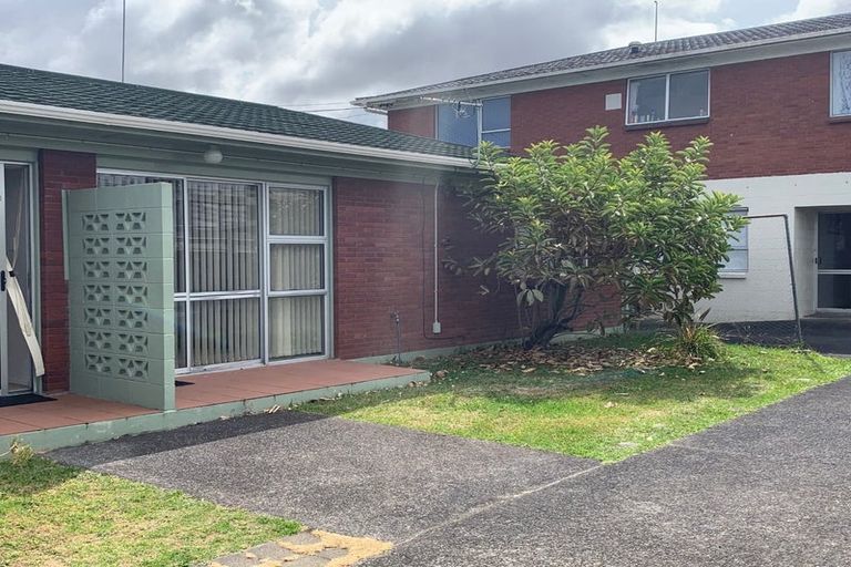 Photo of property in 1/5 Sylvan Crescent, Te Atatu South, Auckland, 0610
