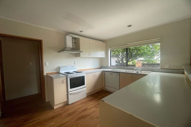 Photo of property in 1/106 Waimumu Road, Massey, Auckland, 0614