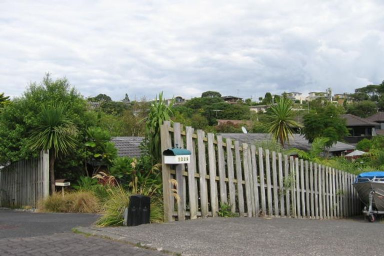 Photo of property in 2/1031 Beach Road, Torbay, Auckland, 0630