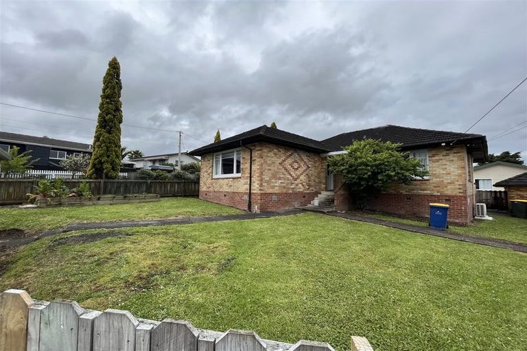 Photo of property in 2/2a Matipo Road, Te Atatu Peninsula, Auckland, 0610