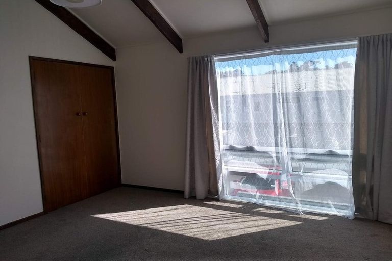 Photo of property in Lynbrae Court Flats, 17/4 Dr Taylor Terrace, Johnsonville, Wellington, 6037