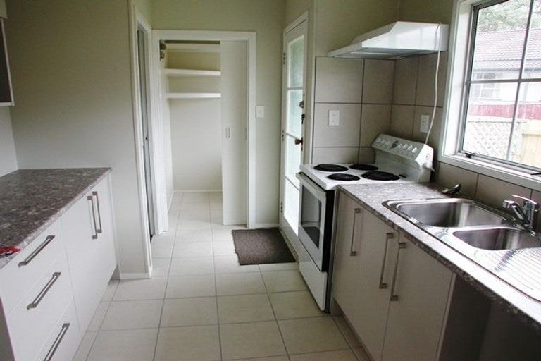 Photo of property in 33 Claverdon Drive, Massey, Auckland, 0614