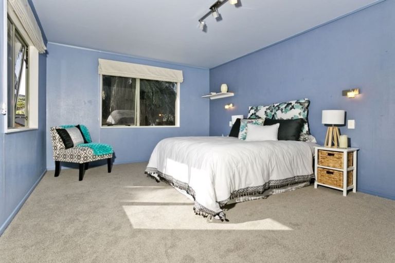 Photo of property in 24 St Lucia Place, Unsworth Heights, Auckland, 0632