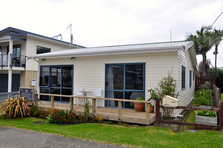 Photo of property in 15 Seaview Road, Waihi Beach, 3611