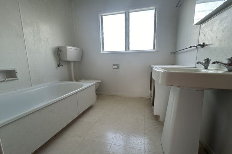 Photo of property in 2/26 James Evans Drive, Northcote, Auckland, 0627