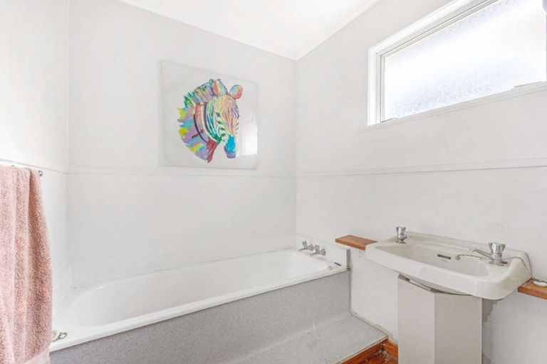 Photo of property in 37 Simons Street, Moturoa, New Plymouth, 4310