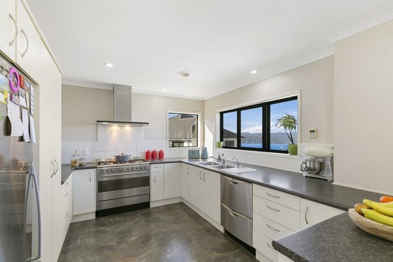 Photo of property in 5 Dress Circle, Newlands, Wellington, 6037