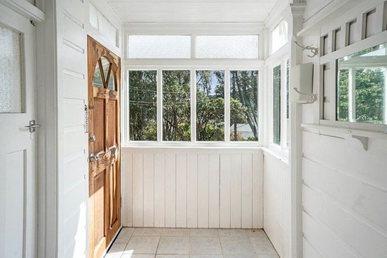 Photo of property in 18 Woburn Road, Northland, Wellington, 6012